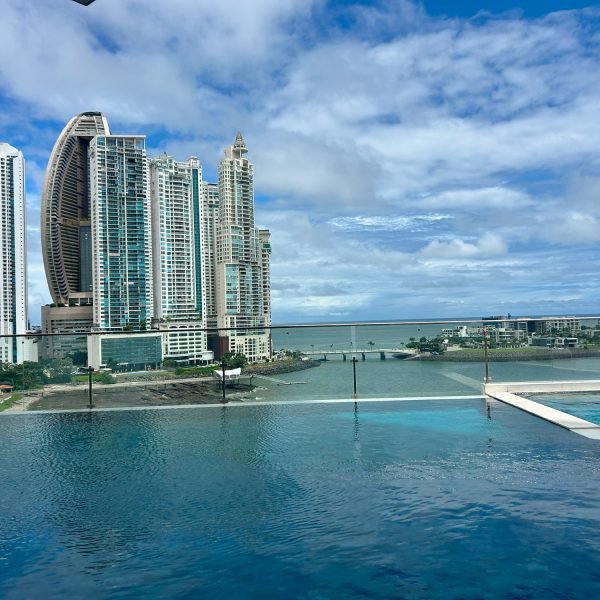 Proyecto en Paitilla con vistas panorámicas al mar y acabados de lujo, ofreciendo un estilo de vida exclusivo. NL REALTY & LEGAL SERVICES, Panamá. Real State.